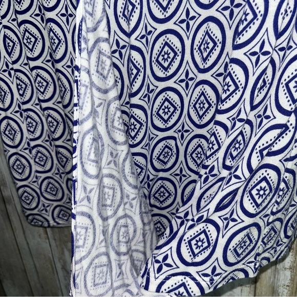 Cabi Medallion Keyhole Sleeveless Blouse - Picture 3 of 6